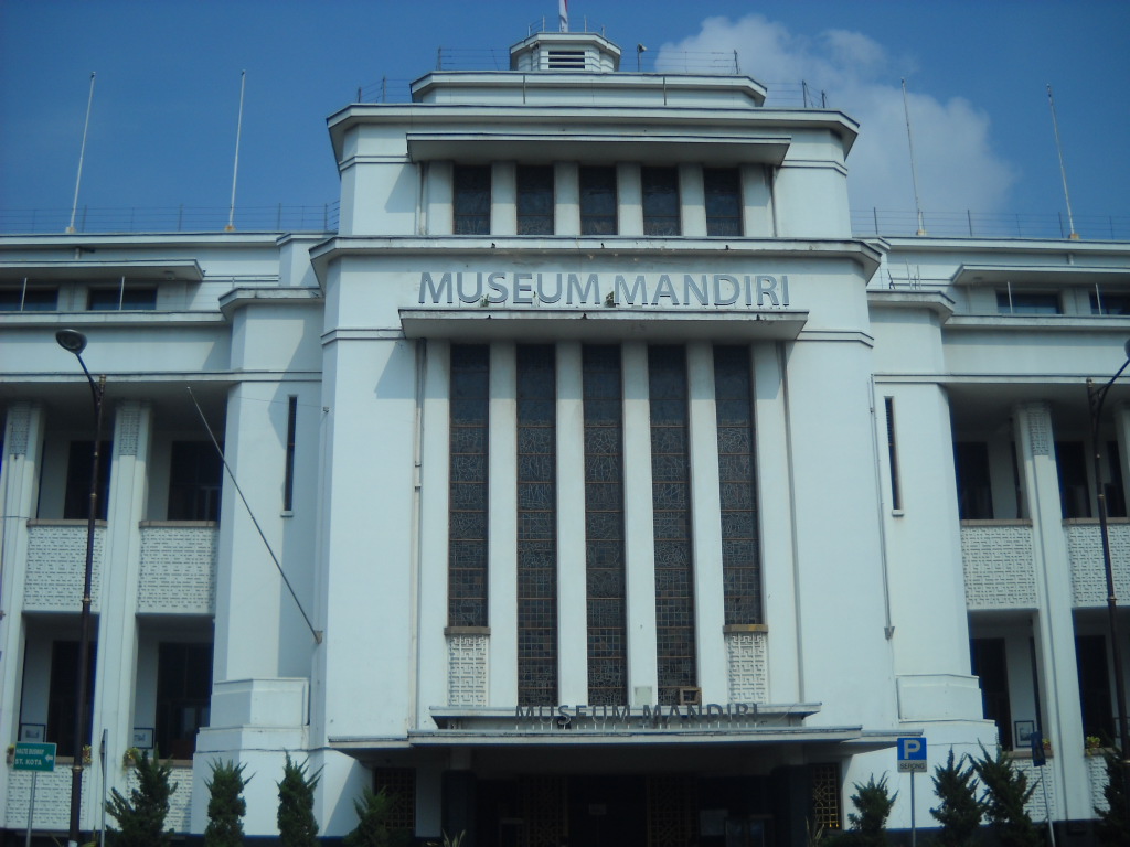 International Family Trip Idea in Jakarta : Go to Mandiri Museum