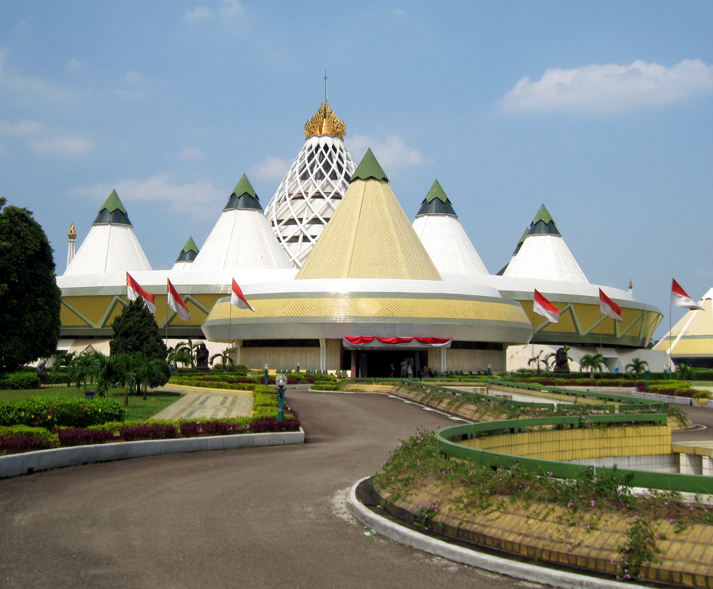 International Family Trip Idea in Jakarta : Go to Purna Bhakti Pertiwi Museum